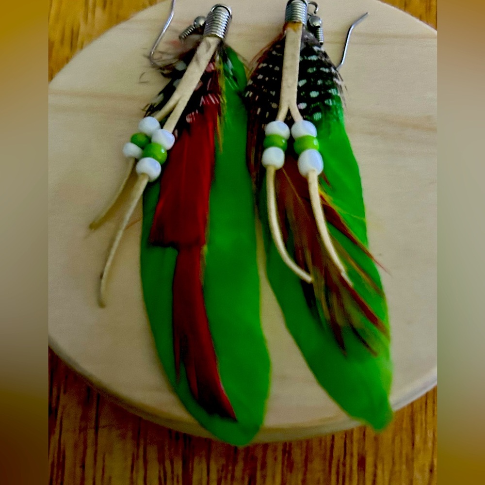 BOHO green feather earrings with accent, Bohemian Chic!! ⭐️🤩